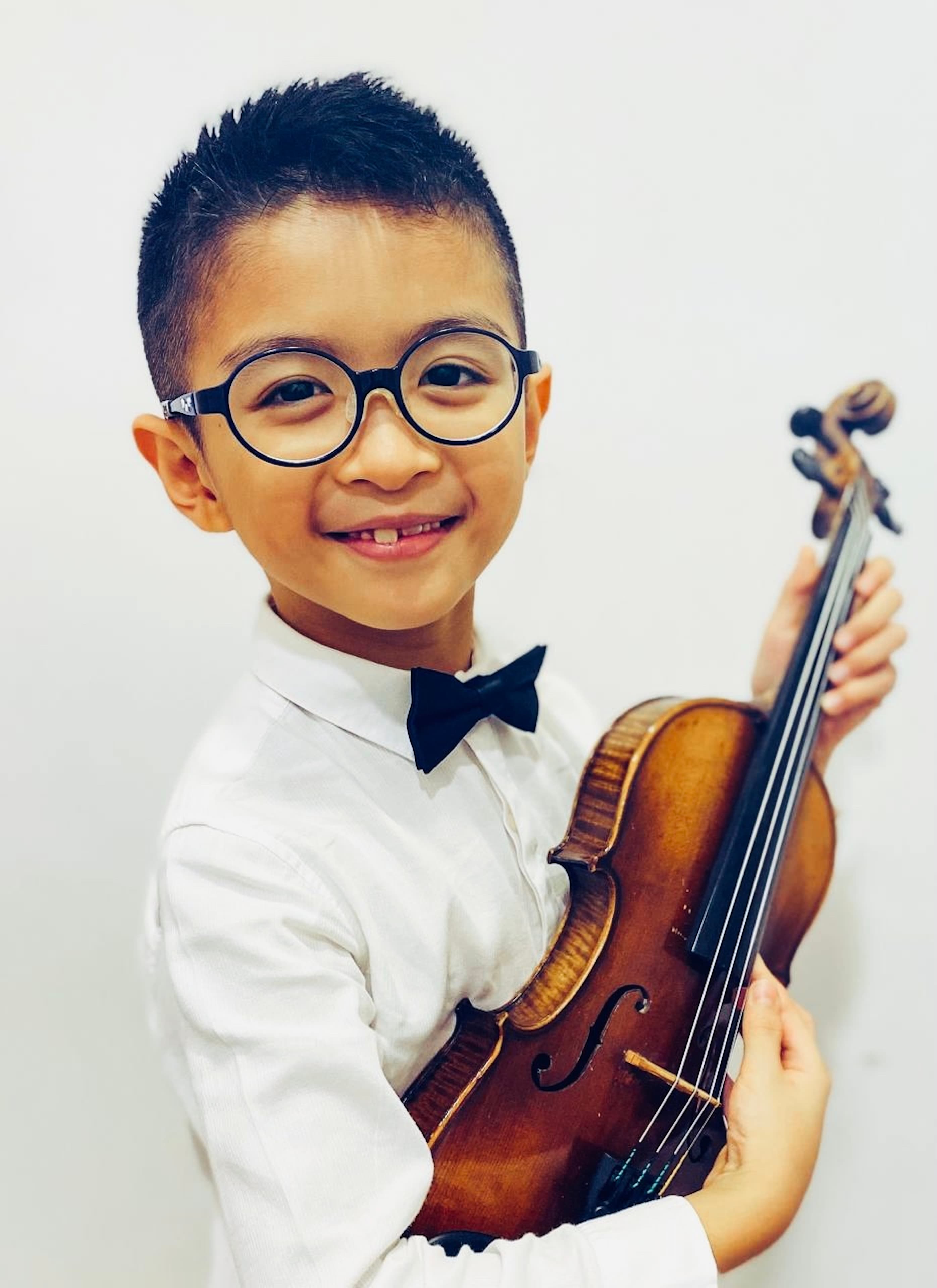 Mark Chia Violin Profile Photo copy 300dpi for Piccolo